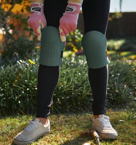 Our new Knee Pads Green are ideal for doing small tasks around the house or working in the garden. Simply put them on and go! Add a matching print Gummie Clogs and complete the look.